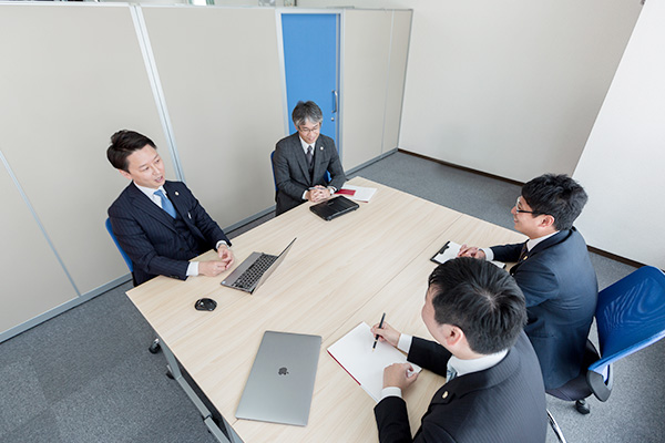 複数の弁護士での会議イメージ
